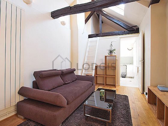 Séjour très calme équipé de canapé, table basse, placard, 2 chaise(s)