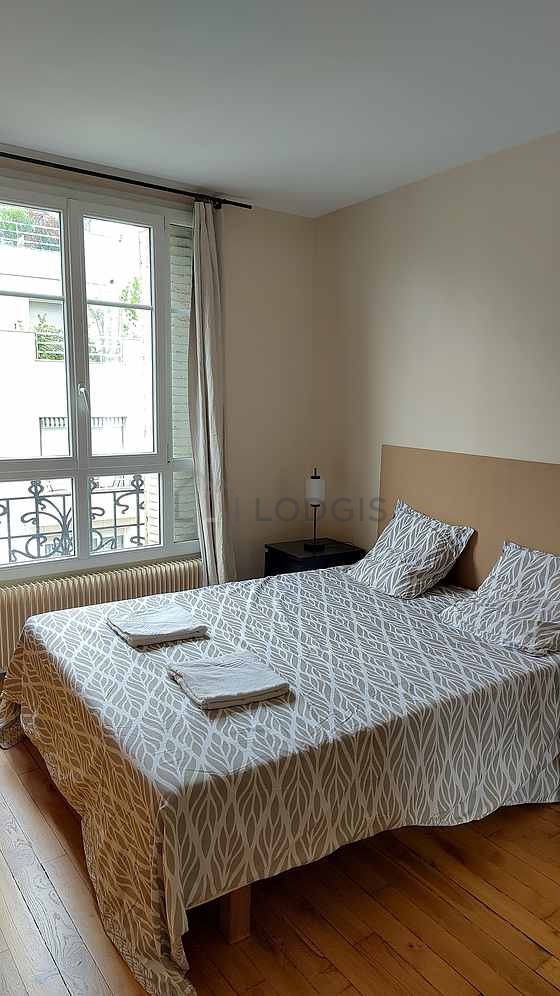 Bedroom of 10m² with wooden floor