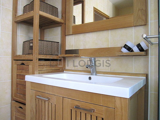 Belle salle de bain claire avec fenêtres double vitrage et du carrelage au sol