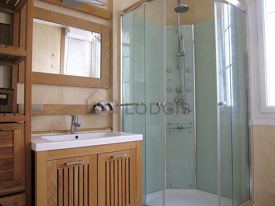 Salle de bain équipée de serviettes de bain