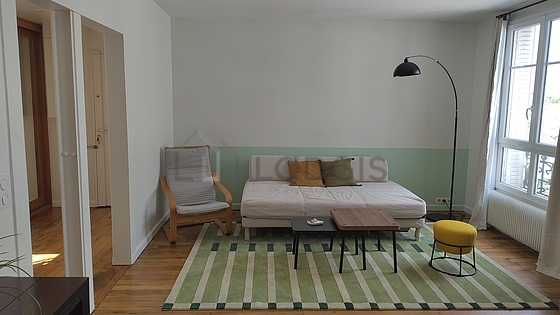 Grand salon de 20m² avec du parquet au sol