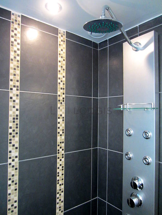 Bathroom equipped with washing machine, dryer, bath towels