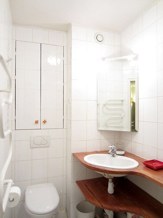 Belle salle de bain claire avec du carrelage au sol