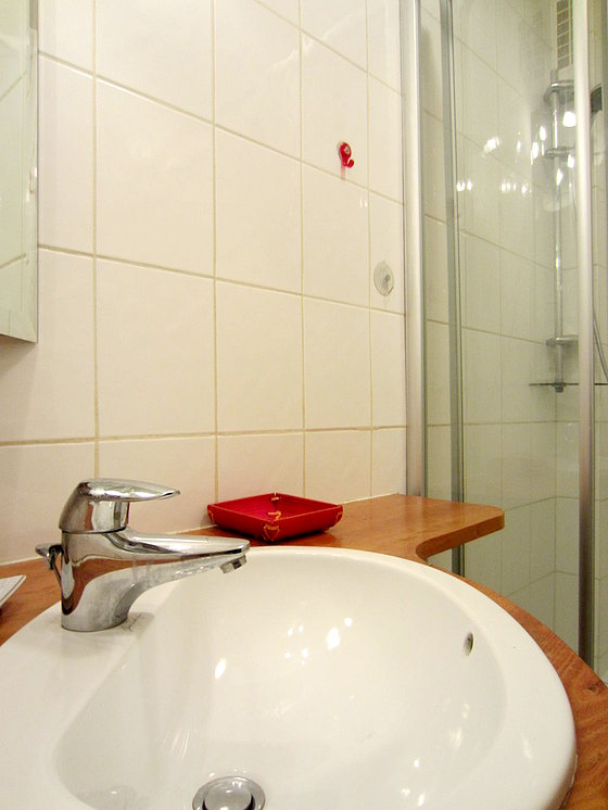 Salle de bain équipée de serviettes de bain