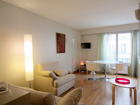 Salon avec du parquet au sol