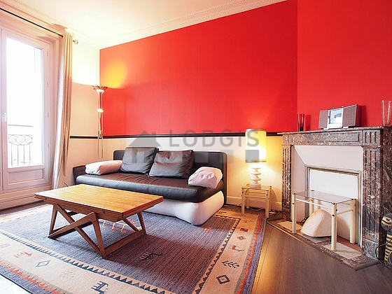 Salon avec du parquet au sol