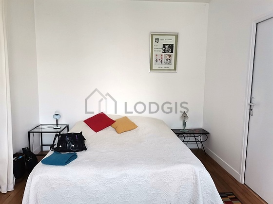 Chambre avec du parquet au sol