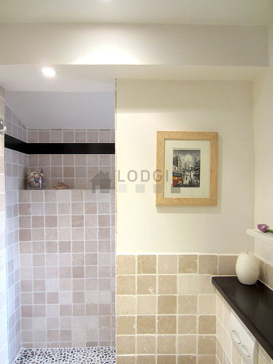 Salle de bain équipée de lave linge, sèche linge, serviettes de bain