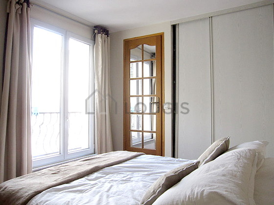 Chambre avec fenêtres double vitrage