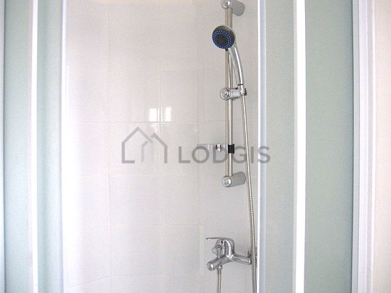 Belle salle de bain claire avec fenêtres double vitrage et du carrelage au sol