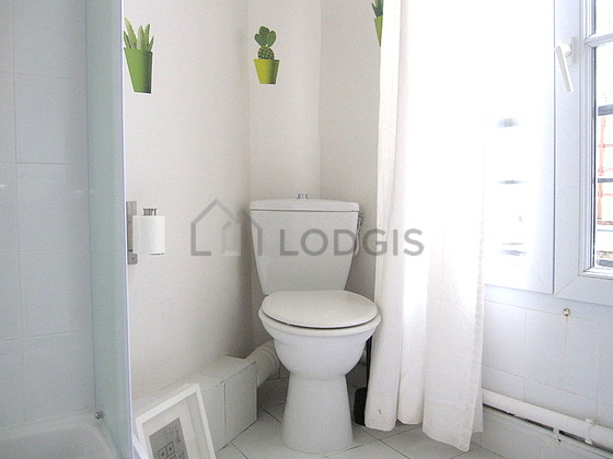 Salle de bain équipée de serviettes de bain