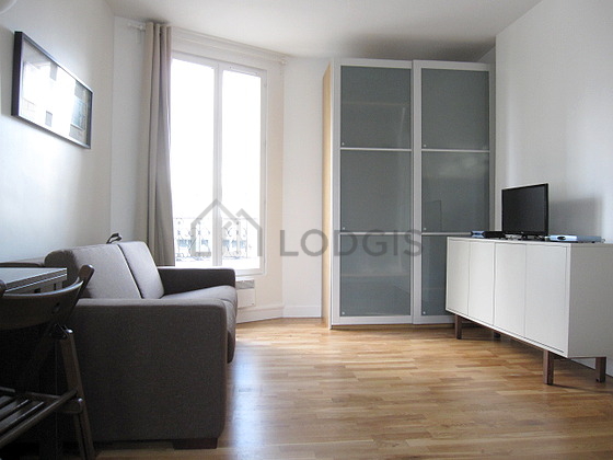 Séjour très calme équipé de 1 canapé(s) lit(s) de 140cm, télé, penderie, 4 chaise(s)