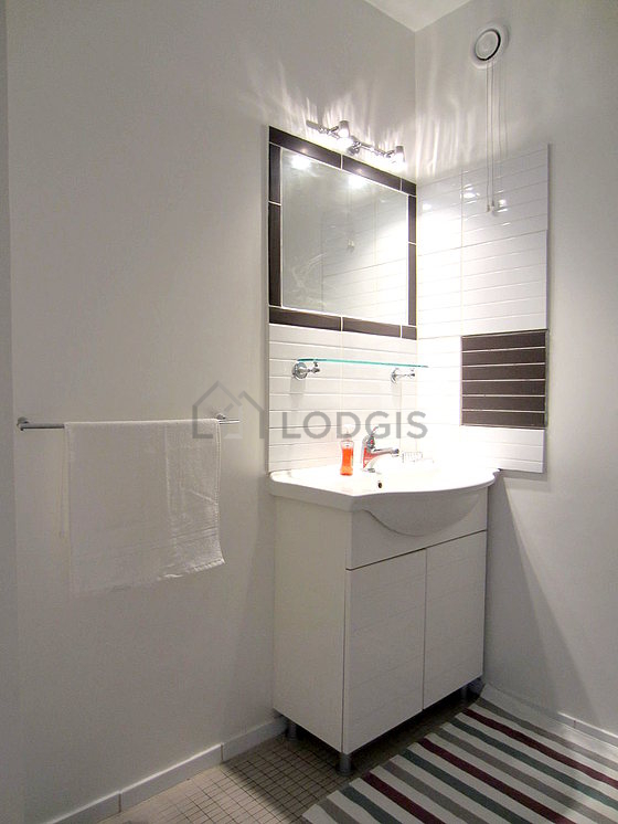 Agréable salle de bain claire avec du carrelage au sol