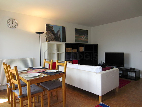 Séjour avec fenêtres double vitrage et balcon