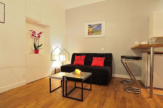 Salon avec du parquet au sol