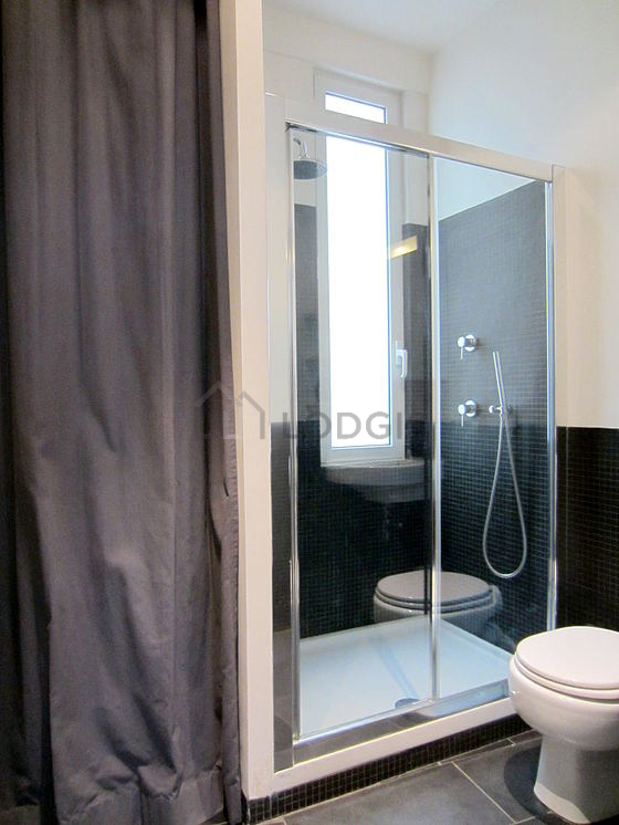 Belle salle de bain claire avec fenêtres et du carrelage au sol