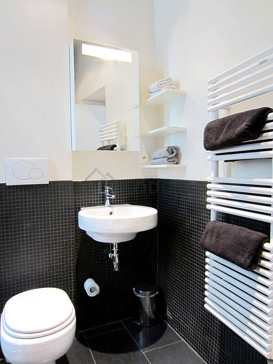 Salle de bain équipée de lave linge, sèche linge, serviettes de bain