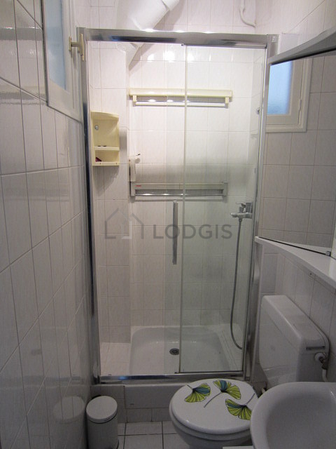 Belle salle de bain avec fenêtres et du carrelage au sol