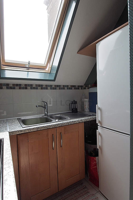 Cuisine équipée de lave vaisselle, plaques de cuisson, réfrigerateur, hotte
