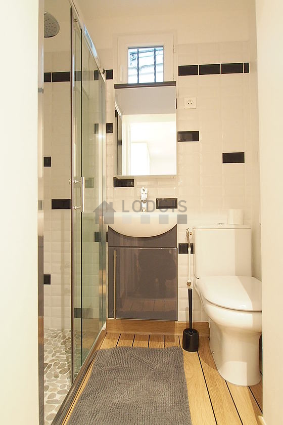 Agréable salle de bain avec fenêtres double vitrage et du parquet au sol