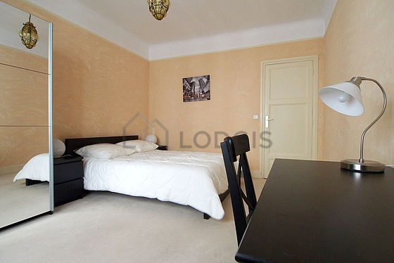Chambre avec fenêtres donnant sur jardin