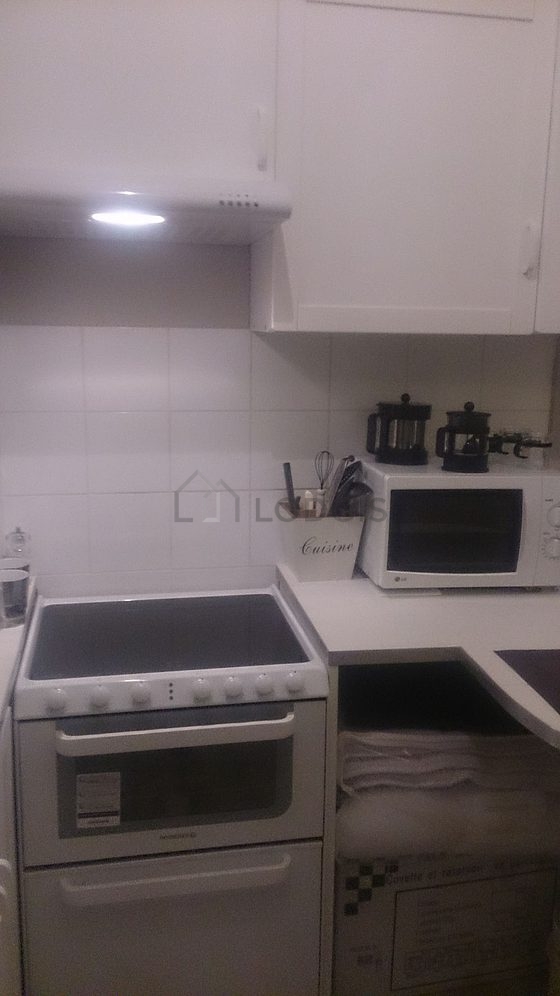 Cuisine équipée de lave linge, sèche linge, réfrigerateur, vaisselle