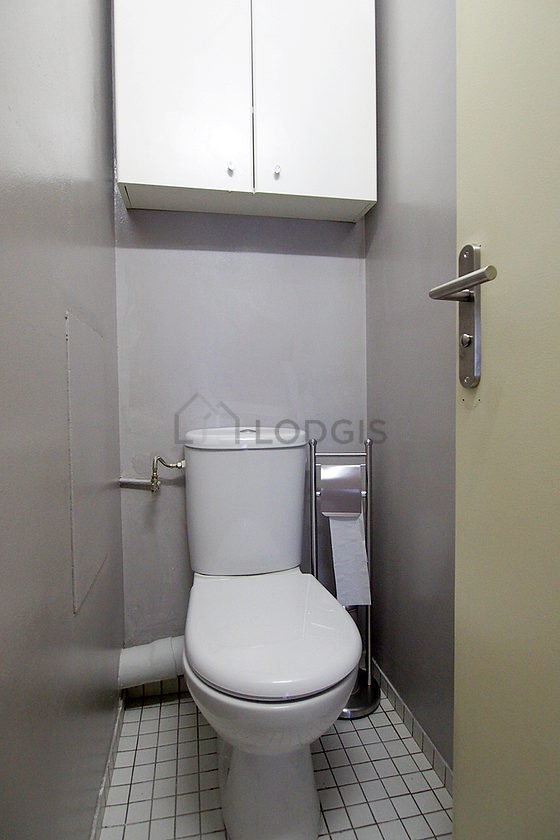 Toilettes indépendantes de la salle d'eau