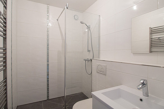 Beautiful and bright bathroom with tile floor