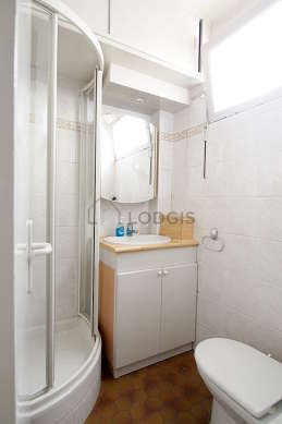 Belle salle de bain claire avec fenêtres et du carrelageau sol