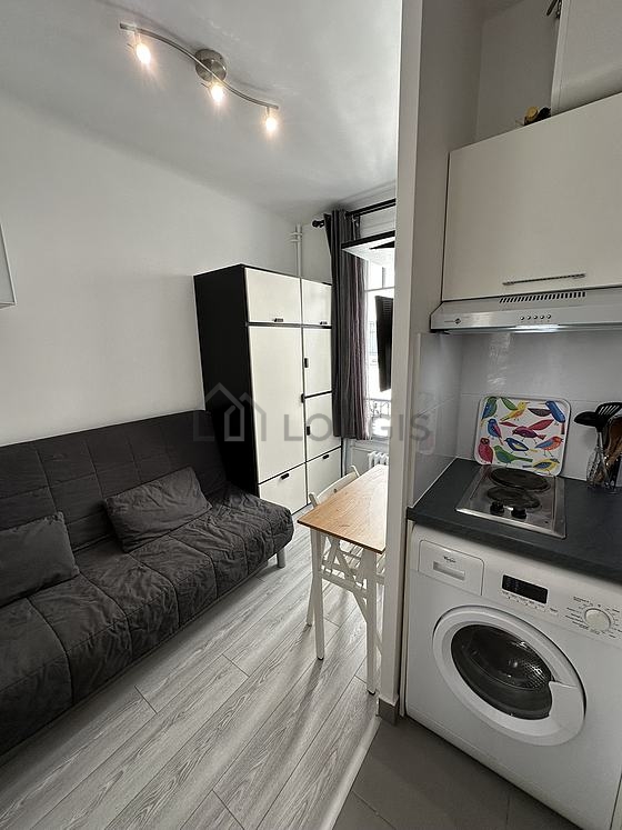 Cuisine équipée de lave linge, sèche linge, réfrigerateur, hotte