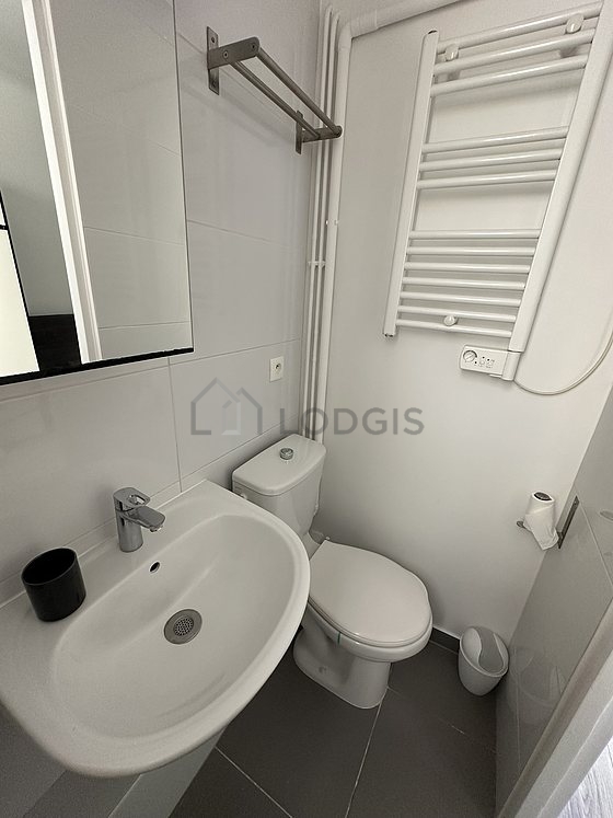 Salle de bain équipée de serviettes de bain