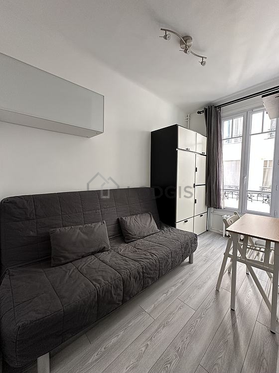 Séjour calme équipé de 1 canapé(s) lit(s) de 140cm, télé, penderie, 2 chaise(s)