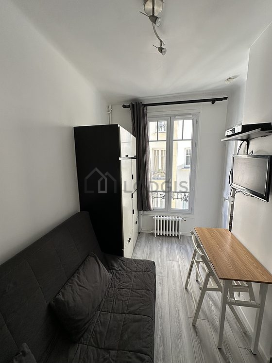Salon avec du parquet au sol