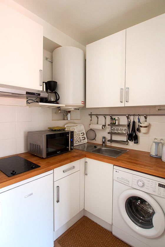 Cuisine équipée de lave linge, réfrigerateur, hotte, vaisselle