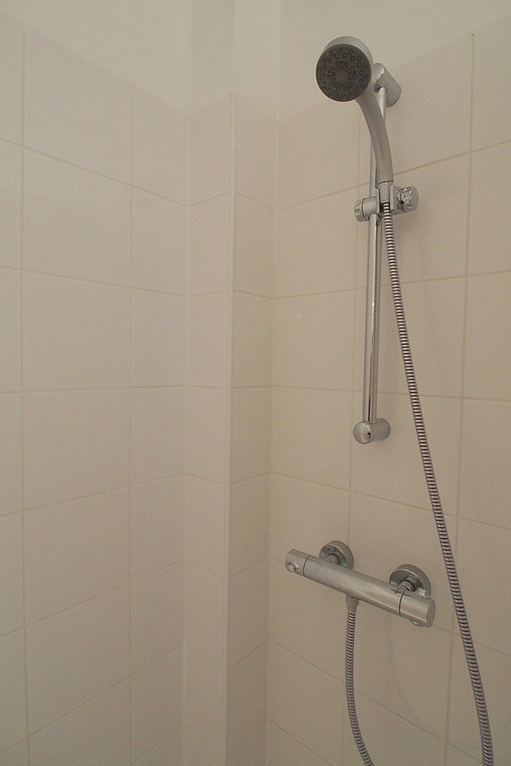 Belle salle de bain avec du carrelage au sol
