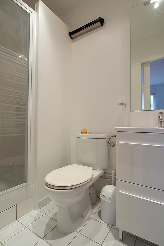 Salle de bain équipée de serviettes de bain