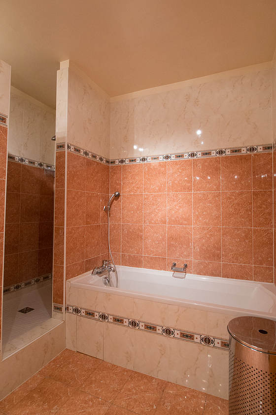 Bathroom equipped with bath towels