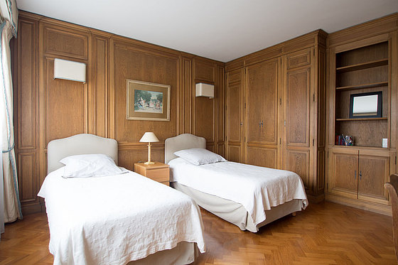 Chambre avec fenêtres double vitrage donnant sur jardin