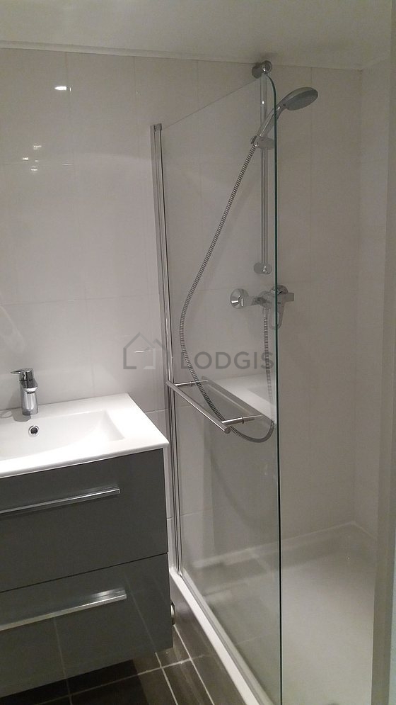 Bathroom equipped with dryer, bath towels