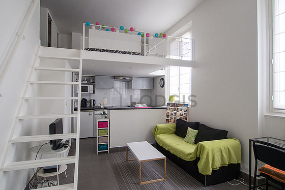 Séjour calme équipé de 1 canapé(s) lit(s) de 120cm, télé, penderie, placard