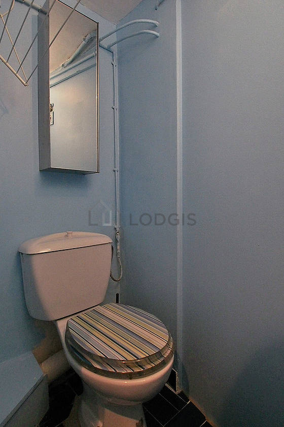 Salle de bain équipée de serviettes de bain