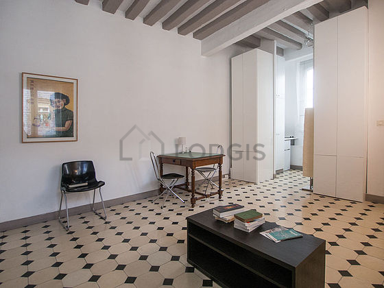 Very bright living room furnished with 2 chair(s)