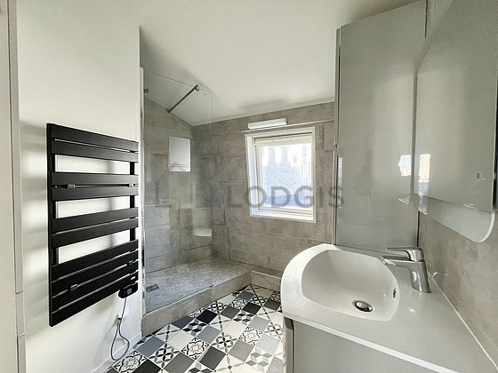 Pleasant and very bright bathroom with windows and with tile floor