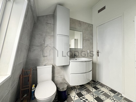 Bathroom equipped with bath towels