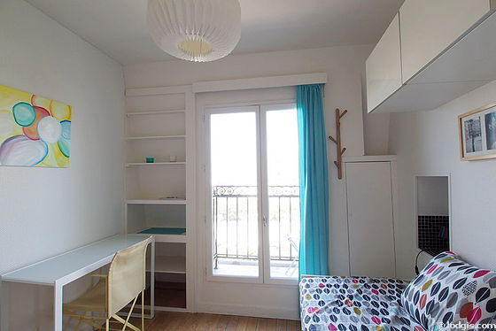 Quiet living room furnished with 1 pullout bed(s) of 80cm, 1 armchair(s), 1 chair(s)