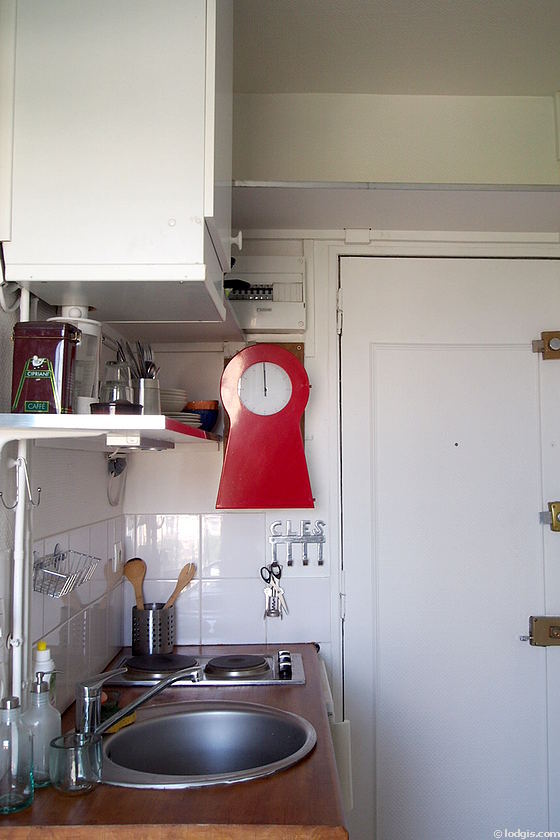 Cuisine équipée de plaques de cuisson, réfrigerateur, freezer, vaisselle