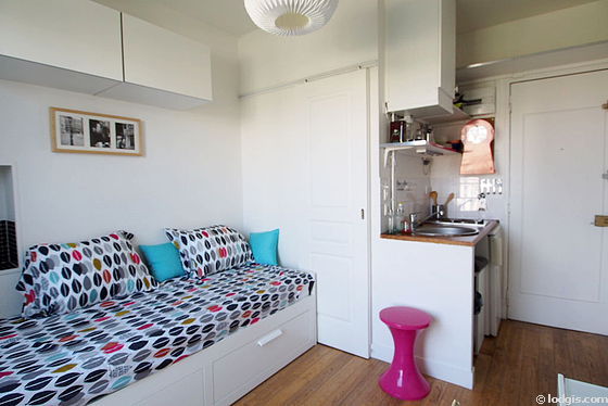 Séjour avec fenêtres double vitrage et balcon
