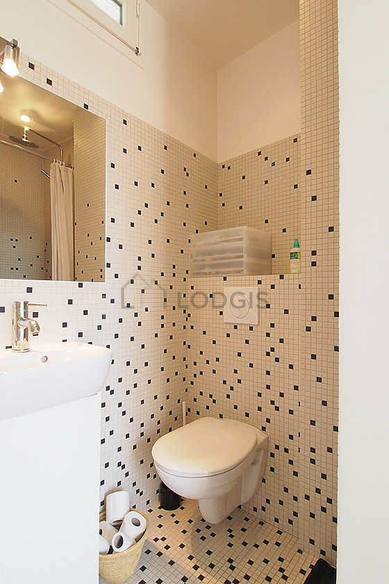 Salle de bain équipée de serviettes de bain