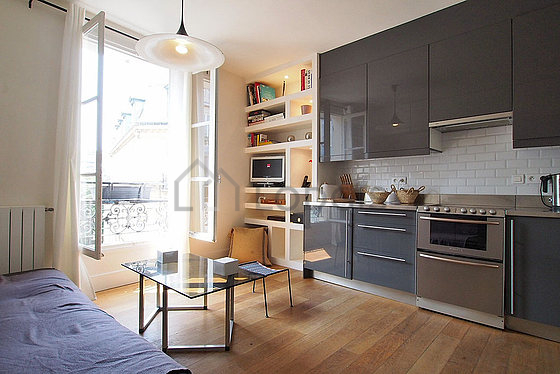 Salon avec du parquet au sol