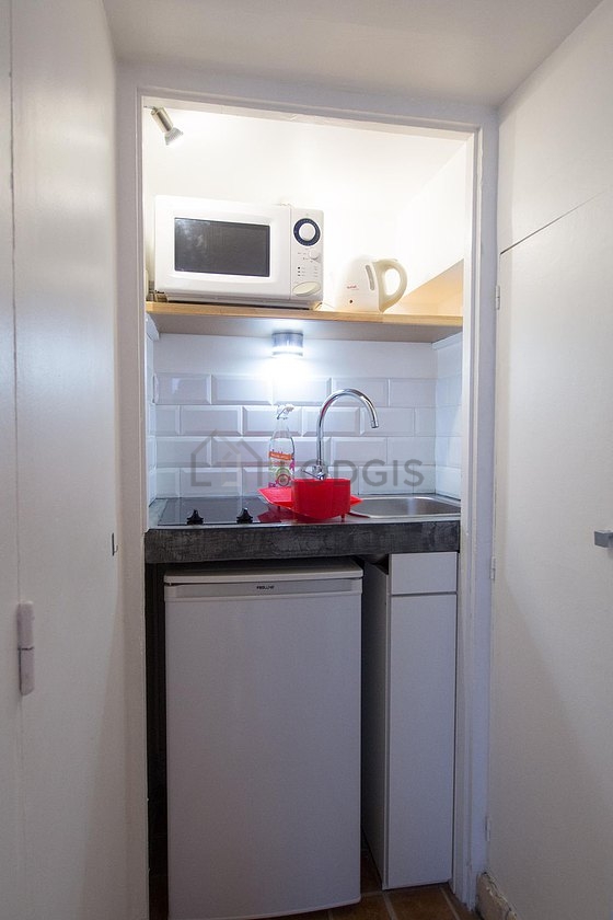 Cuisine équipée de plaques de cuisson, réfrigerateur, freezer, vaisselle